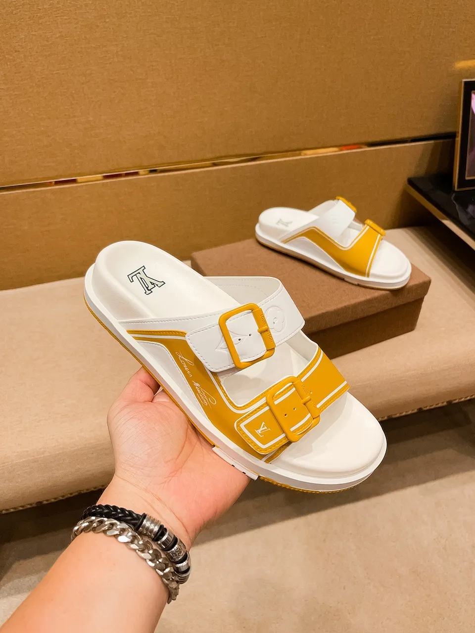 Men's shoes 💰 380 💰 New model on the market 🔥 [LV 🔥 Slippers] High-end 1:1 mold customization of first-layer cowhide, original upgraded version of the outsole, lighter and non-slip. The market's top quality, fashionable and trendy, versatile and popular, simple yet tasteful, a must-have for fashionistas, exuding a fashionable and casual atmosphere, fashion is at your feet, full of confidence, the same style at the counter 👍The season of spring and summer slippers is here, they are super beautiful to wear, 38-44, multiple colors available🔥